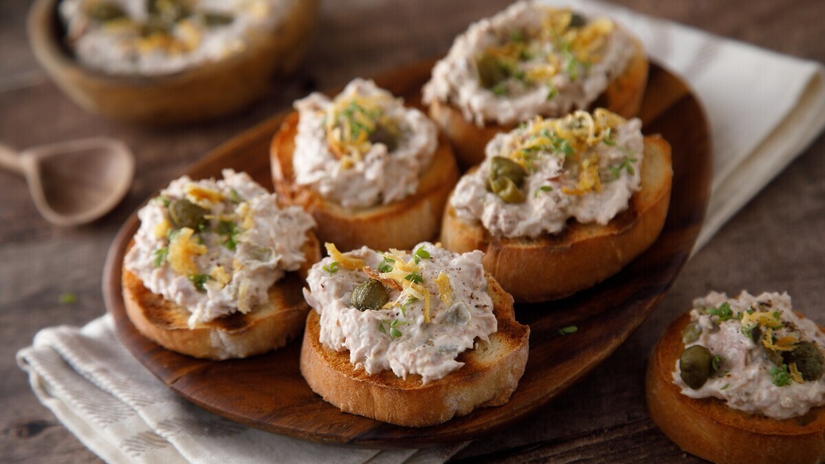 Кинула в блендер грибы и творожный сыр — все на крекеры: намазка "дефолтная", но гостям кажется, что колдовал шеф-повар 