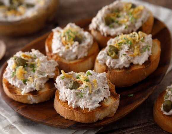 Кинула в блендер грибы и творожный сыр — все на крекеры: намазка "дефолтная", но гостям кажется, что колдовал шеф-повар 