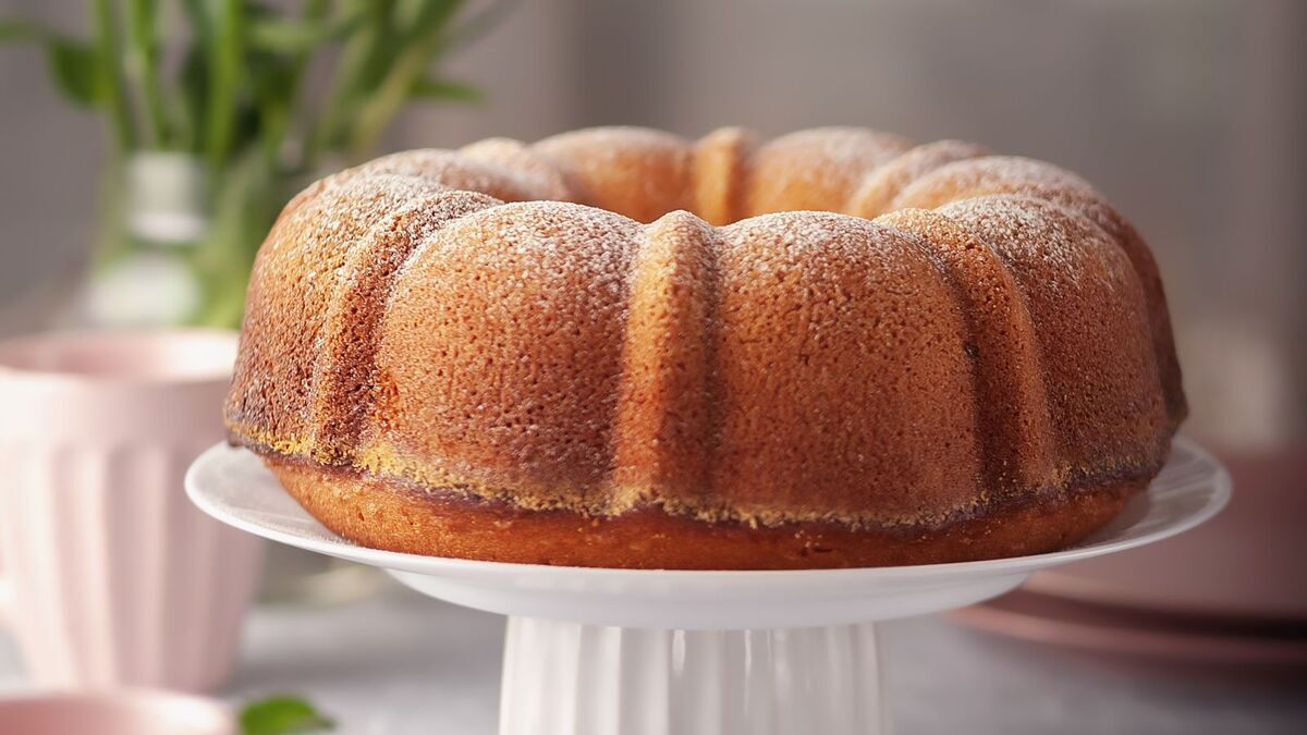 Добавила в тесто цедру и апельсиновый сок: балую близких не только куличами, но и пасхальным гугельхупфом