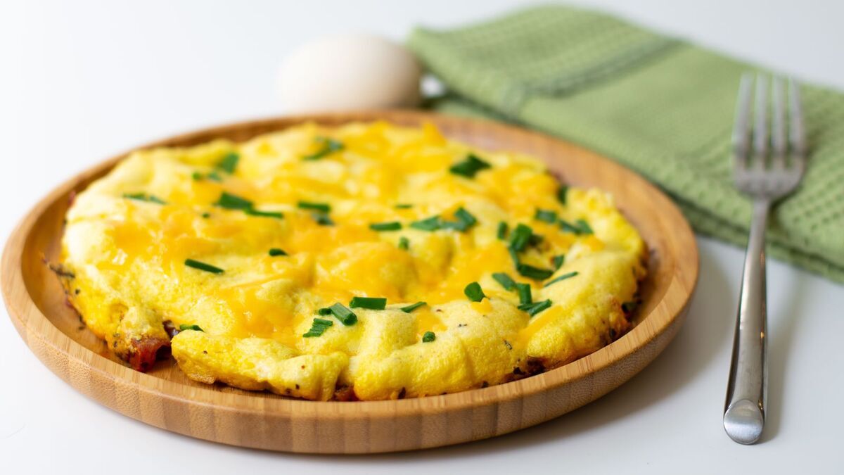 Чем разнообразить жареные яйца: шеф-повар назвал 4 лучшие начинки для омлетов