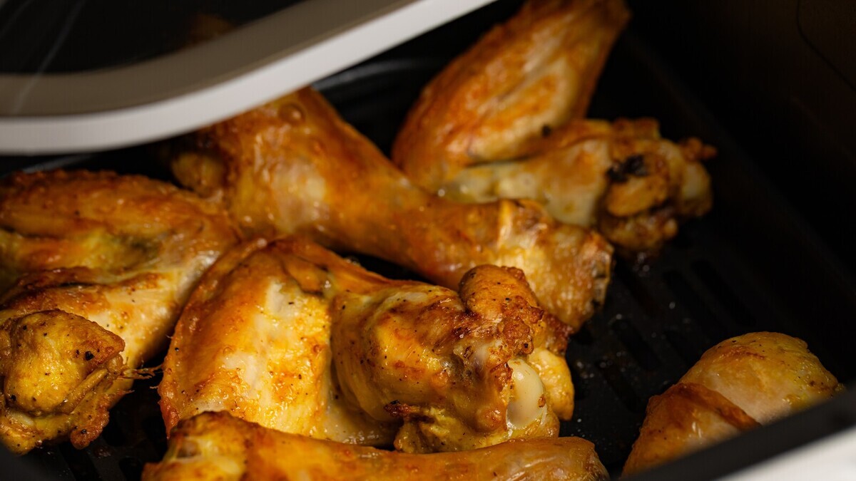 Курица получается хрустящая, хотя готовлю ее в мультиварке: по вкусу — словно на мангале жарили! 