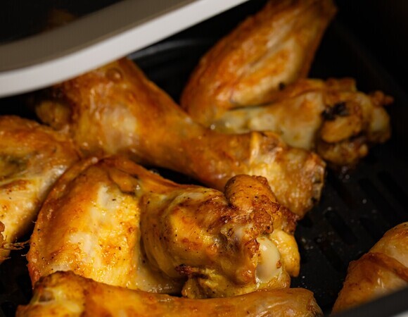 Курица получается хрустящая, хотя готовлю ее в мультиварке: по вкусу — словно на мангале жарили!