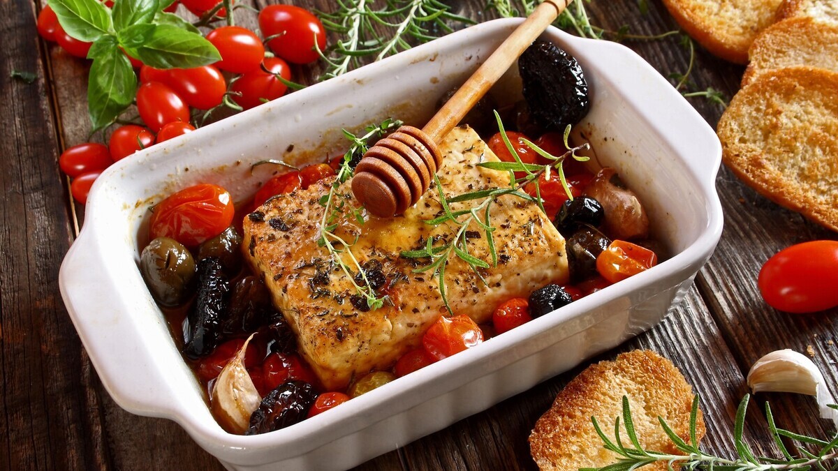 Запекла греческий салат, как в тренде из TikTok: раньше казался простоватым, а в теплом виде — раскрылся! 