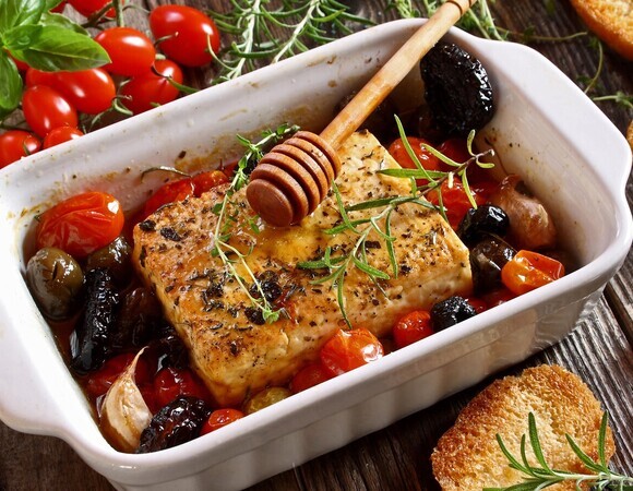 Запекла греческий салат, как в тренде из TikTok: раньше казался простоватым, а в теплом виде — раскрылся! 