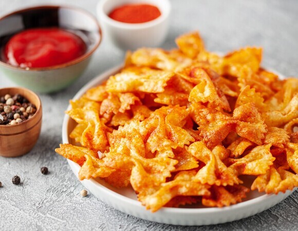 Сделала салат с хрустящими макаронами — сразу поняла, почему рецепт стал популярным в TikTok