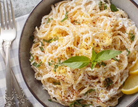 Смешала рикотту с лимоном — и соус для пасты готов за 5 минут: главное, лишней посуды не испачкала