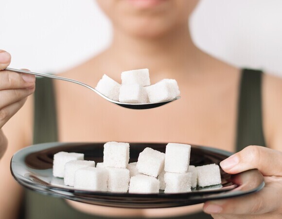 Есть меньше сладкого и не срываться: диетолог Комиссарова дала 5 рабочих лайфхаков