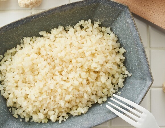 Вместо крупы и макарон: как сделать кускус из цветной капусты на гарнир — свежо и на скорую руку