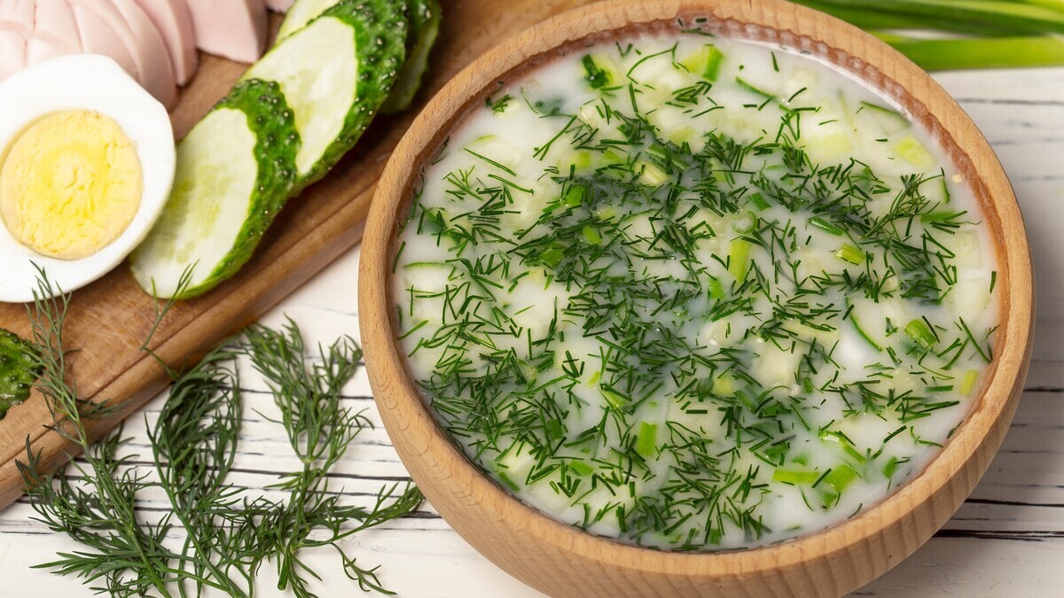 Компромиссная основа для окрошки: предлагают заменить квас и кефир — сывороткой с медом и рассолом. Чем она лучше?