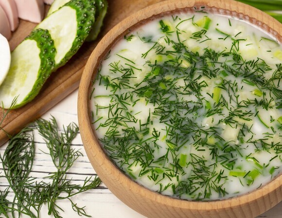 Компромиссная основа для окрошки: предлагают заменить квас и кефир — сывороткой с медом и рассолом. Чем она лучше?