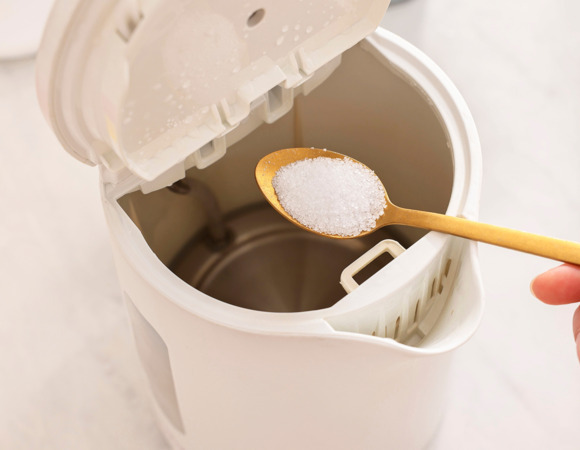 Чистить или менять? Вот как я спасла домашнюю технику от белого налета копеечными средствами