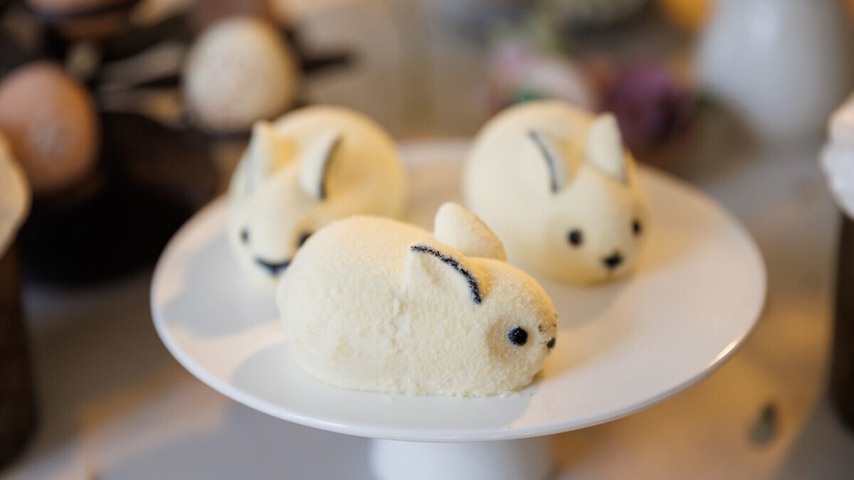 Испекла простой бисквит — получился пасхальный кролик: эффектный торт к Пасхе вместо дорогущего декора 