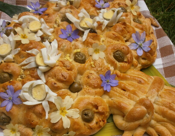 Украшение для пасхального стола своими руками: кулинары поделились, как делают сдобный "весенний букет"