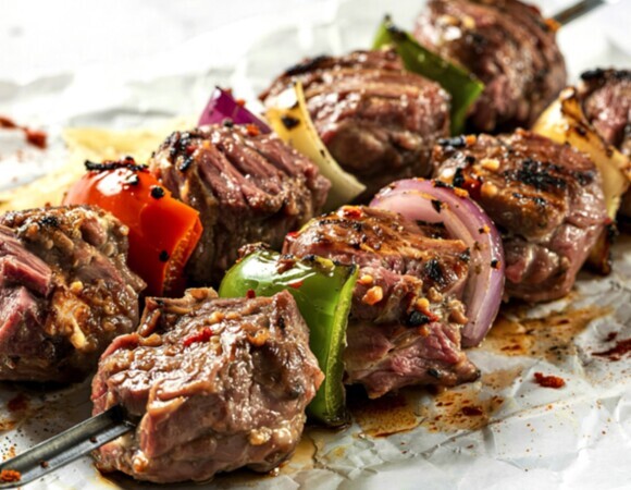 Огуречный рассол и киви: 3 необычных рецепта шашлыка, которые удивят гостей