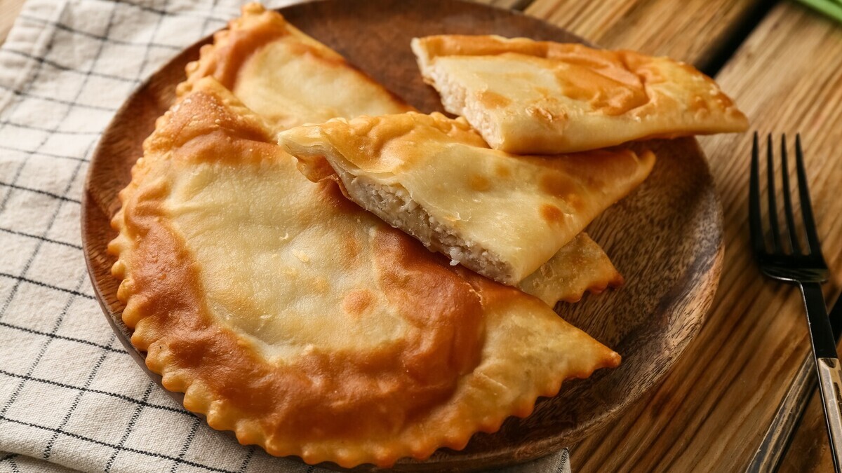 Нужно ли обжаривать начинку для чебуреков и что вообще в нее положить — раскрыт тот самый секрет сочности