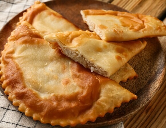 Нужно ли обжаривать начинку для чебуреков и что вообще в нее положить — раскрыт тот самый секрет сочности