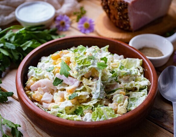 Можно использовать любое мясо, даже колбасу: вот из чего собирают салат-конструктор "Одуванчик"