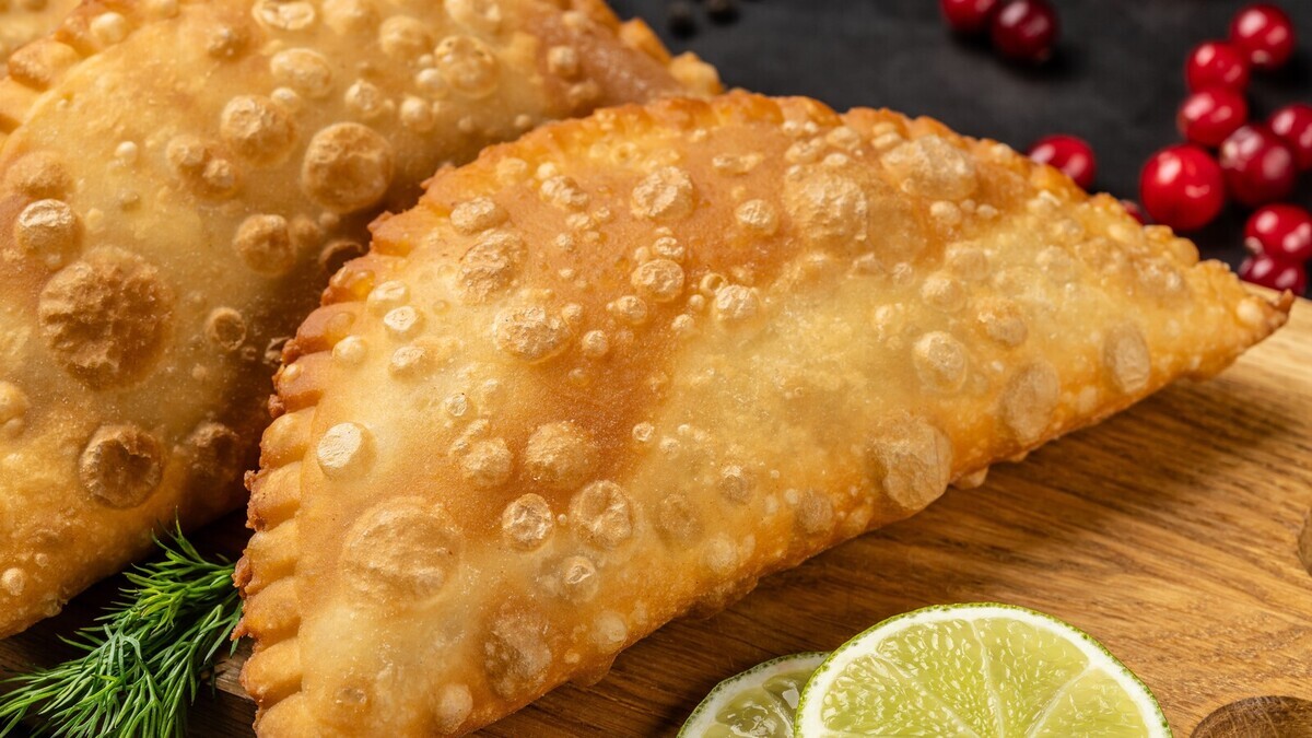 Хруст на весь дом: поняла, как приготовить идеальные чебуреки с пузырьками — надо было их "искупать"