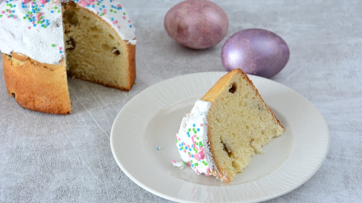 "Закапывать только в крайней ситуации": священник Постернак объяснил, что нельзя делать с остатками кулича и яиц после Пасхи 