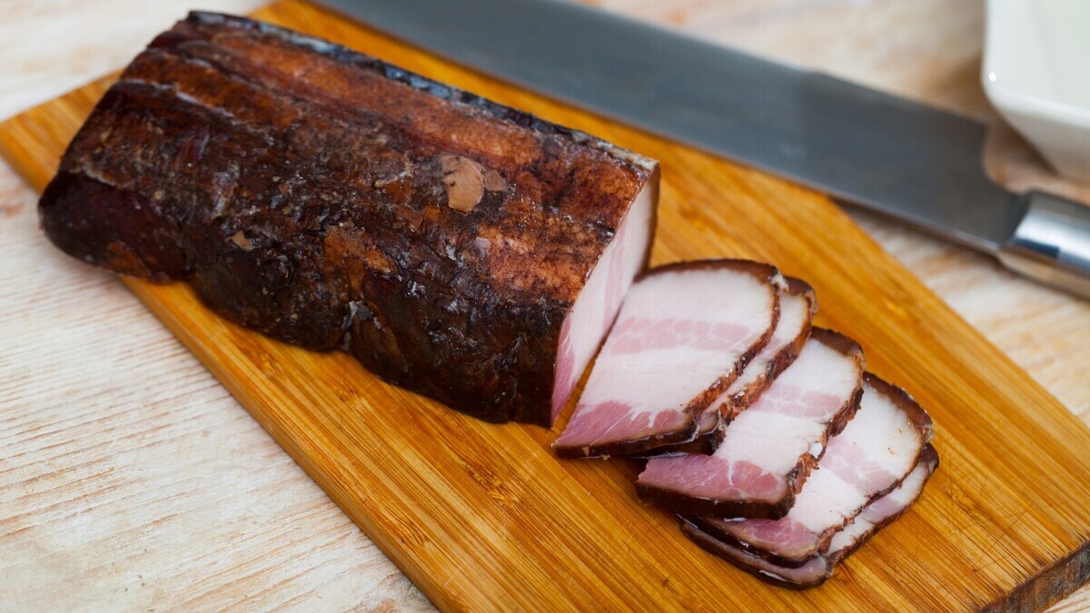 Копченое сало оказалось идеальным ингредиентом для выпечки — вот что предлагается с ним делать