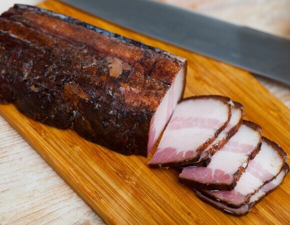 Копченое сало оказалось идеальным ингредиентом для выпечки — вот что предлагается с ним делать