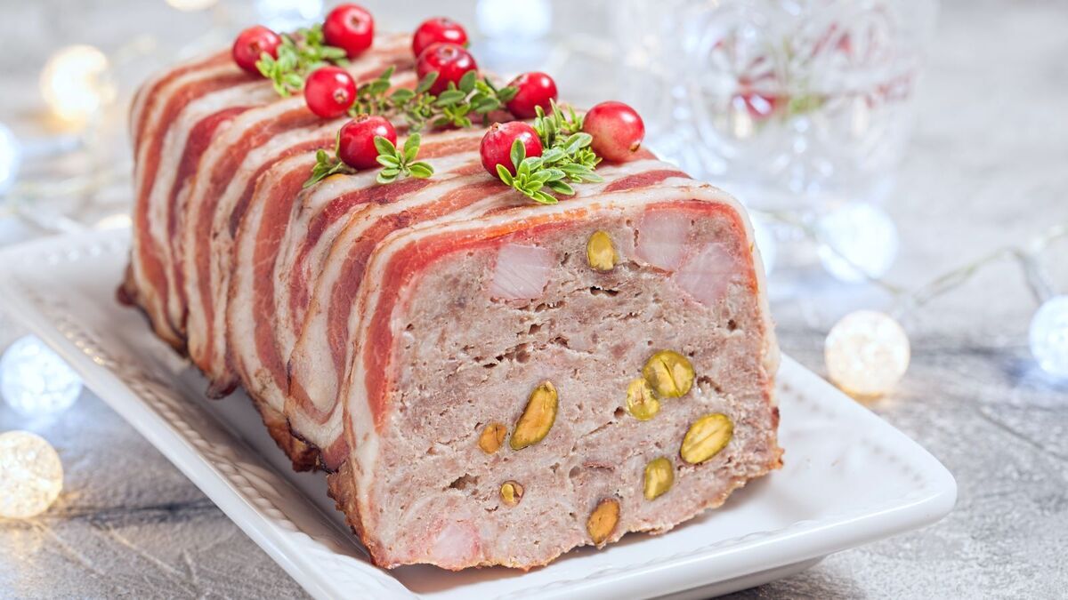 Намешала фарш со специями, добавила орехов и сухофруктов и закинула в духовку: делаю французский "мясной хлеб" на праздничный стол Намешала фарш со специями, добавила орехов и сухофруктов и закинула в духовку: делаю французский "мясной хлеб" на праздничный стол