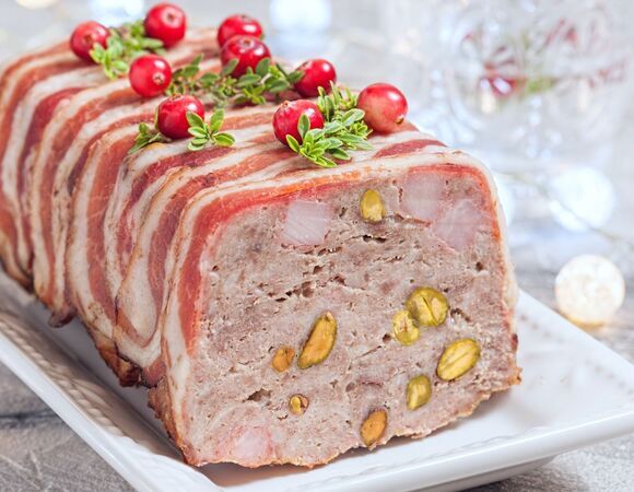 Намешала фарш со специями, добавила орехов и сухофруктов и закинула в духовку: делаю французский "мясной хлеб" на праздничный стол