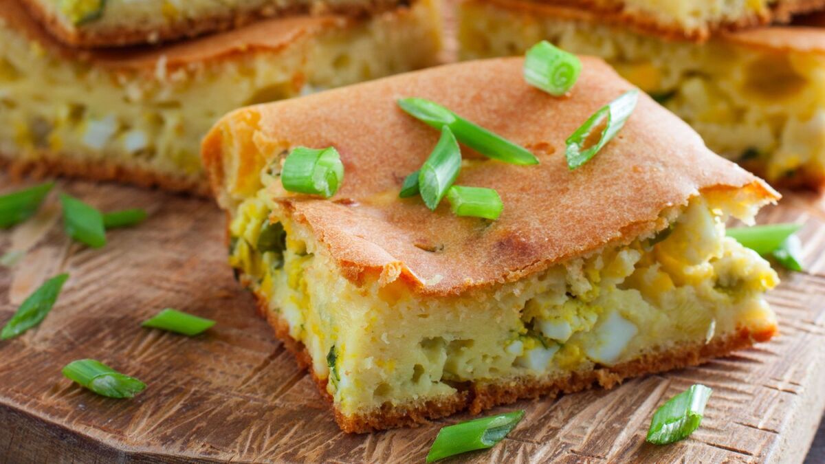 Смешала яйца с зеленью, залила тестом и через 40 минут готов пирог для всей семьи: минимум возни, максимум вкуса