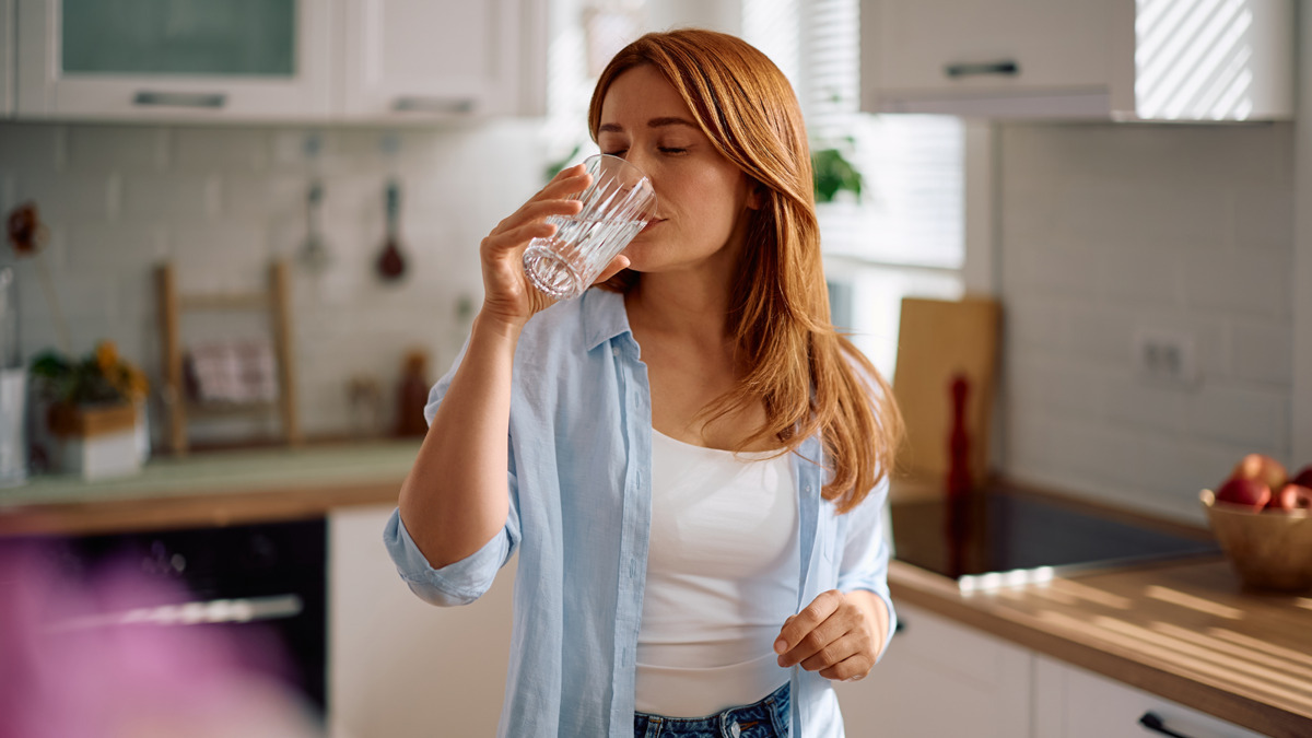 Перестала пить воду в этих ситуациях — больше ни отеков, ни неприятного пищеварения
