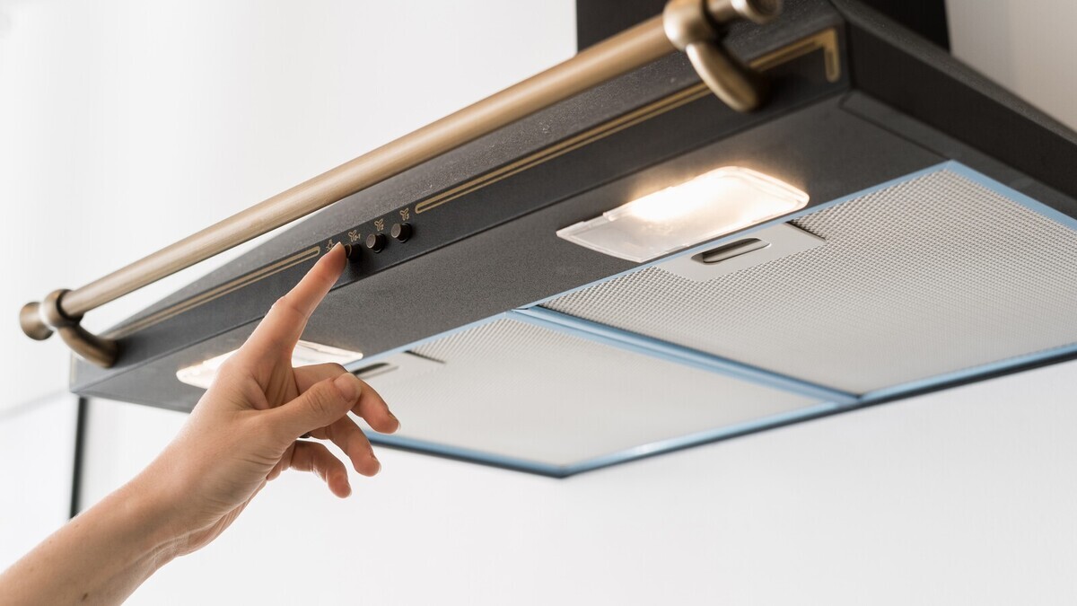 Жир оседал даже на шкафах: простая хитрость спасла мою кухню от липкого налета