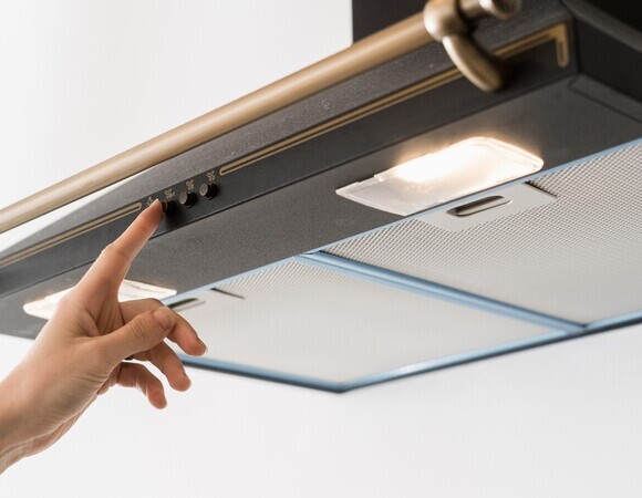 Жир оседал даже на шкафах: простая хитрость спасла мою кухню от липкого налета