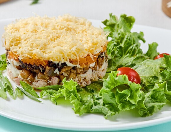 Надоели все салаты? Кулинары предложили сделать "Русский" с языком и сырной шапкой