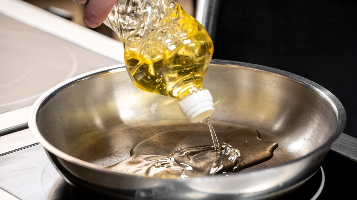 На холодную или на горячую? Повара объяснили, когда добавлять масло на сковороду