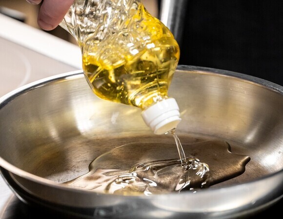 На холодную или на горячую? Повара объяснили, когда добавлять масло на сковороду