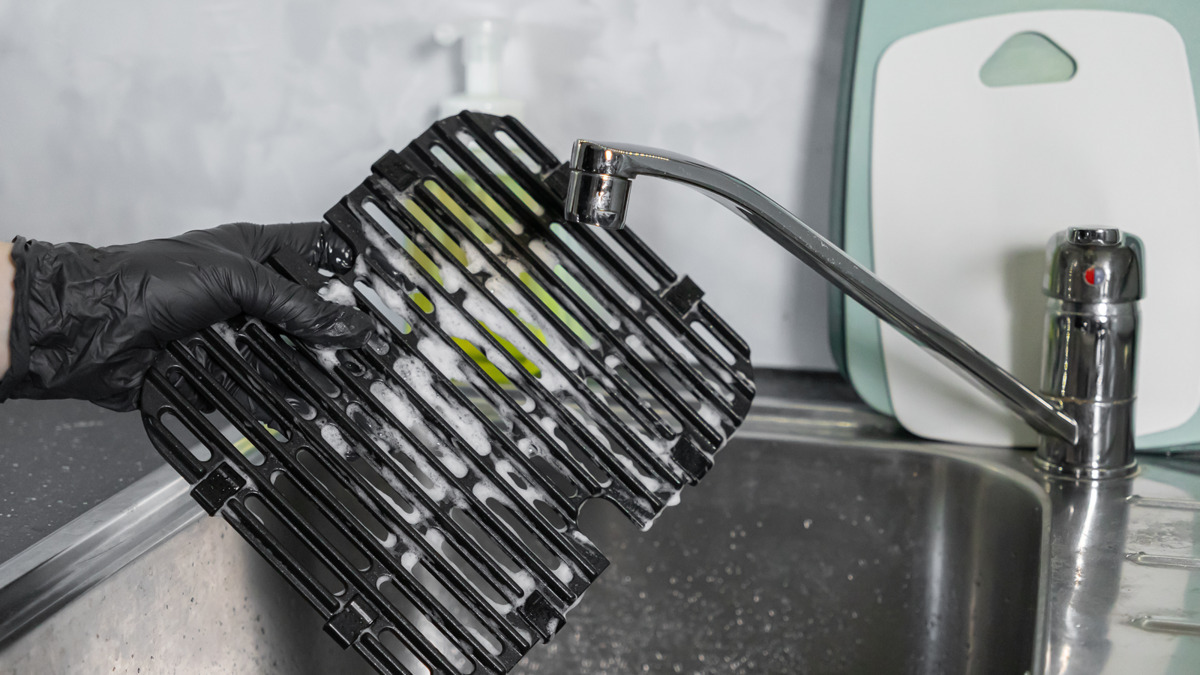 Если хотите попрощаться с аэрогрилем, мойте его так: ошибка, которая может стоить нового прибора