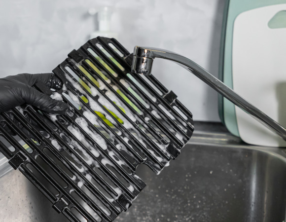 Если хотите попрощаться с аэрогрилем, мойте его так: ошибка, которая может стоить нового прибора