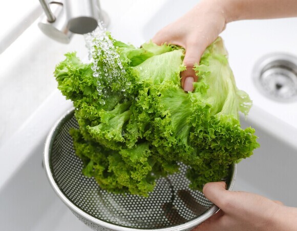 Не спешу выбрасывать вялый салат: за 15 минут научилась возвращать любую зелень к жизни