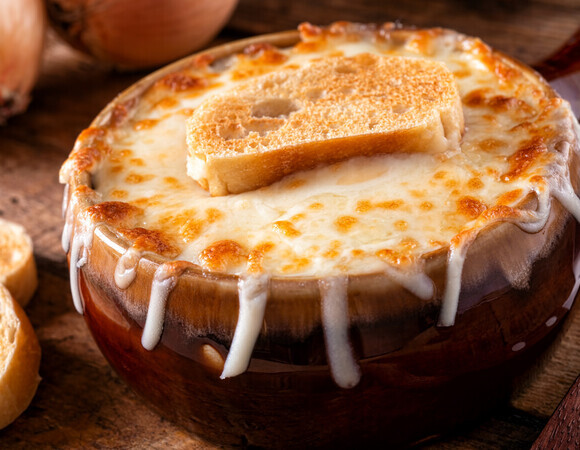 Беру 4 луковицы и делаю французский луковый суп по "облегченному" рецепту — слаще и точно дешевле, чем в ресторанах Парижа