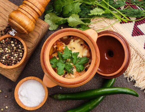 Драники по горшочкам и запекаю с мясом и грибами — с пылу с жару не стыдно и гостям подать