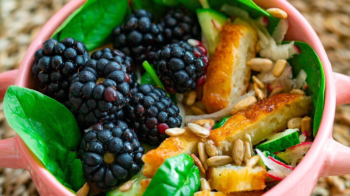 Картофель больше не варю для салатов: добавляю драники к овощам и ягодам — получается интереснее 