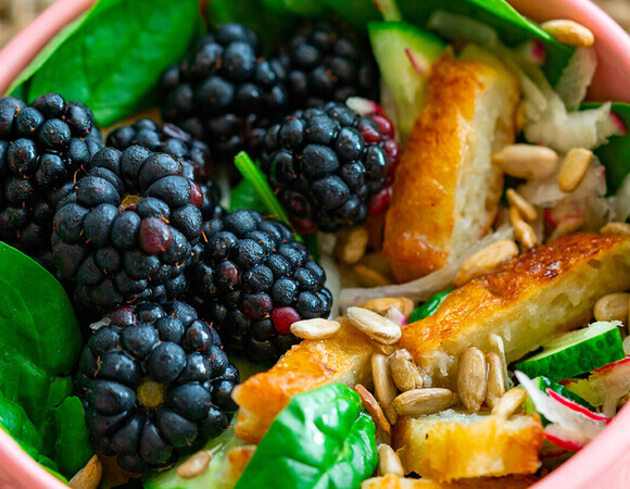 Картофель больше не варю для салатов: добавляю драники к овощам и ягодам — получается интереснее