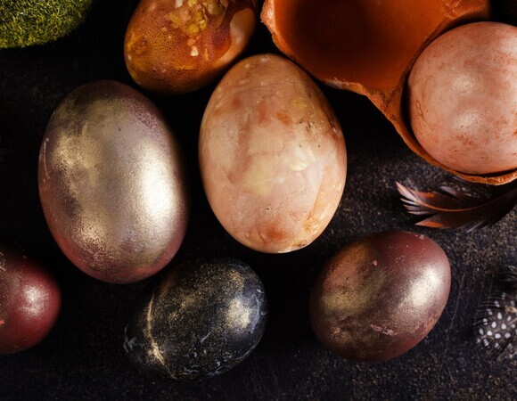 Священник объяснил, в какие 3 цвета лучше не красить пасхальные яйца