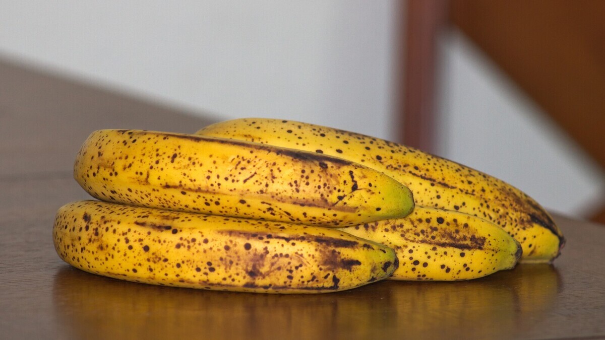 Обматывают бумагой и ждут чуда: проверила вирусный лайфхак из TikTok, чтобы бананы не темнели  