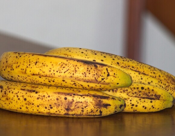 Обматывают бумагой и ждут чуда: проверила вирусный лайфхак из TikTok, чтобы бананы не темнели  