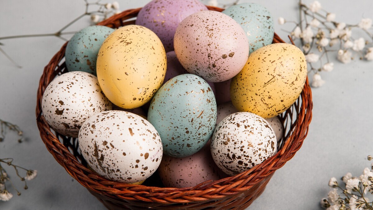 Крапинки на пасхальных яйцах делаю без красителей: нужен только какао и старая зубная щетка