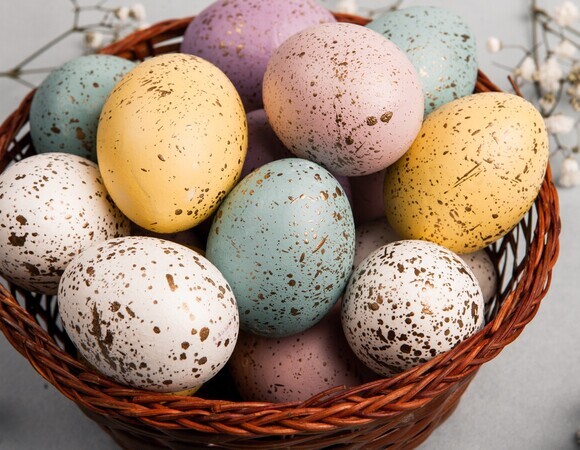 Крапинки на пасхальных яйцах делаю без красителей: нужен только какао и старая зубная щетка
