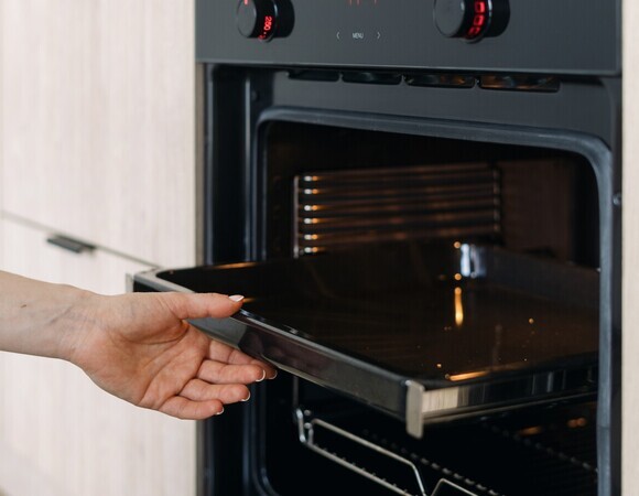 Нужно ли разогревать противень заранее? Кулинарам подсказали, когда без этого не обойтись