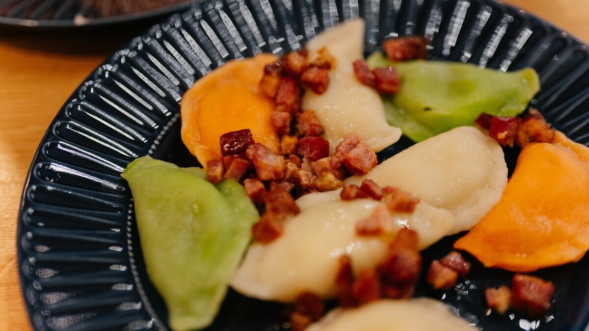 Без красителей и скучных начинок: как сделать цветное тесто для вареников и чем заменить творог