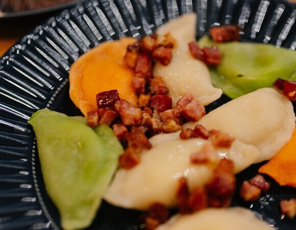 Без красителей и скучных начинок: как сделать цветное тесто для вареников и чем заменить творог