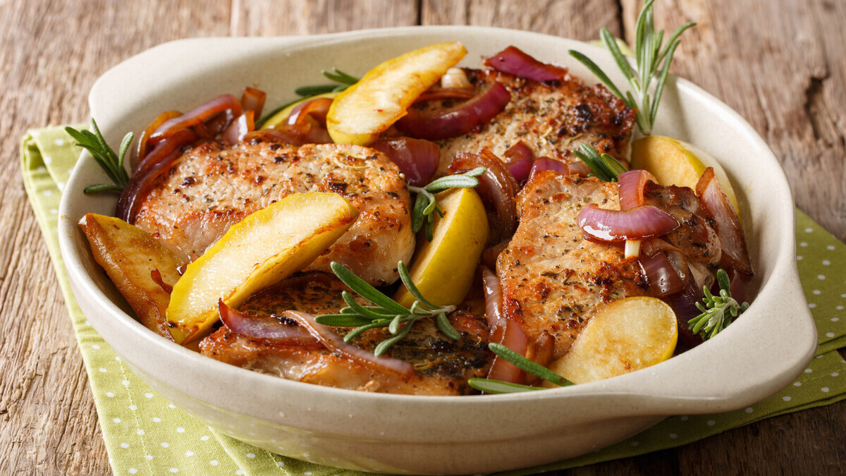 Свинина с яблоками, курица с ананасами: какие фрукты лучше всего сочетаются с разными видами мяса?